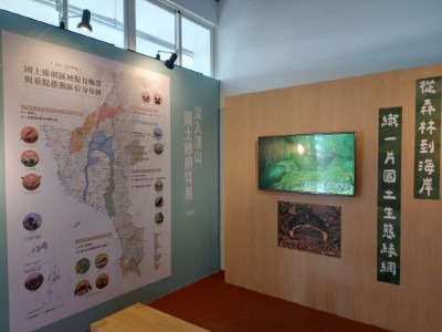 05. 高屏地區的綠網保育軸帶以及重點推動區域分布圖, 其右電視螢幕可以觀賞影片特輯
